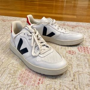 Near-new VEJA V10 women’s sneakers